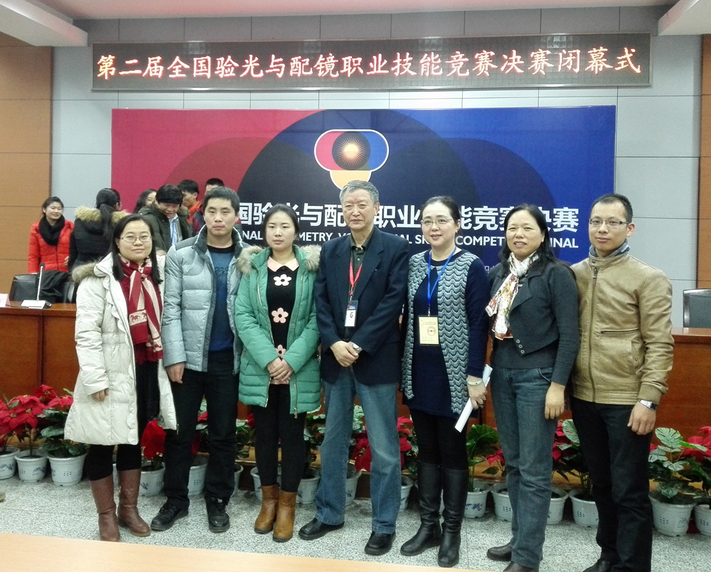 公司老师和获奖选手与组委会老师合影